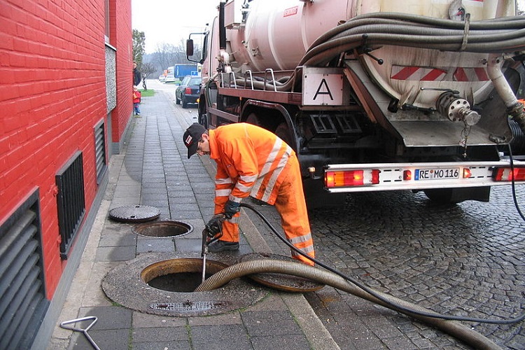 grease-trap-cleaning-912